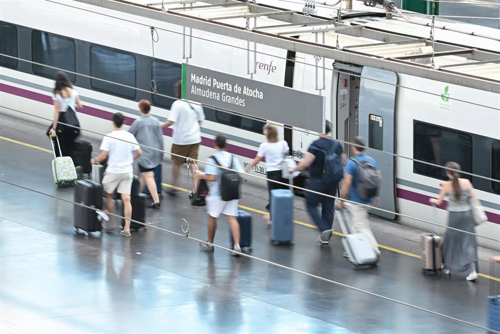 Archivo - Varias personas subiéndose a un tren de Renfe, en una imagen de archivo