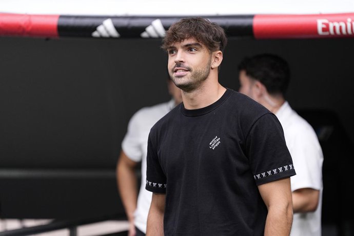 Raul Asencio, do Real Madrid CF, é visto durante a partida de futebol da Liga Espanhola, LaLiga EA Sports, disputada entre o Real Madrid e o Málaga CF no estádio Bernabéu, em 30 de agosto de 2026, em Madri, Espanha.
