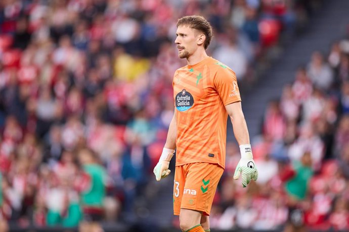 Archivo - Arquivo - Ionut Radu, do RC Celta de Vigo, observa a partida da LaLiga EA Sports entre o Athletic Club e o RC Celta de Vigo, realizada no San Mamés em 17 de maio de 2026, em Bilbao, Espanha.