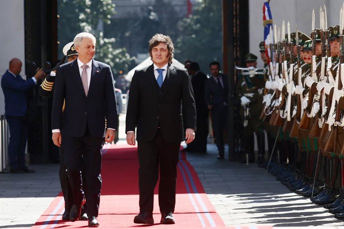 Santiago 3 de septiembre 2026. El Presidente de la Republica, Jose Antonio Kast, recibe a su similar de Argentina, Javier Milei en el Palacio de La Moneda. Dragomir Yankovic/Aton Chile