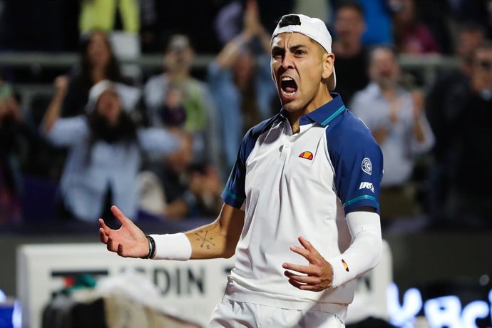 Archivo - Chile.- Alejandro Tabilo doblegó a joya del tenis francés para avanzar en Roland Garros