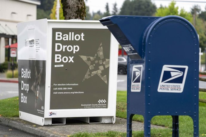 Archivo - Un buzón azul de recolección del Servicio Postal de EEUU se encuentra junto a un buzón para depositar papeletas electorales en Bothell, en el estado de Washington