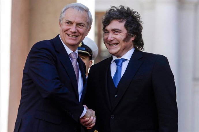 El presidente de Chile, José Antonio Kast, junto a su homólogo en Argentina, Javier Milei, a propósito de su reunión en Santiago de Chile