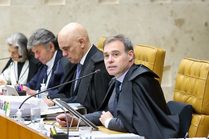 Archivo - Los jueces del Tribunal Supremo de Brasil André Mendonça (derecha) y Alexandre de Moraes (a su lado) en un juicio