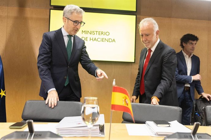 Archivo - (i-d) El ministro de Hacienda, Arcadi España, y el ministro de Política Territorial y Memoria Democrática, Ángel Víctor Torres, durante una reunión del Consejo de Política Fiscal y Financiera (CPFF) en el Ministerio de Hacienda.