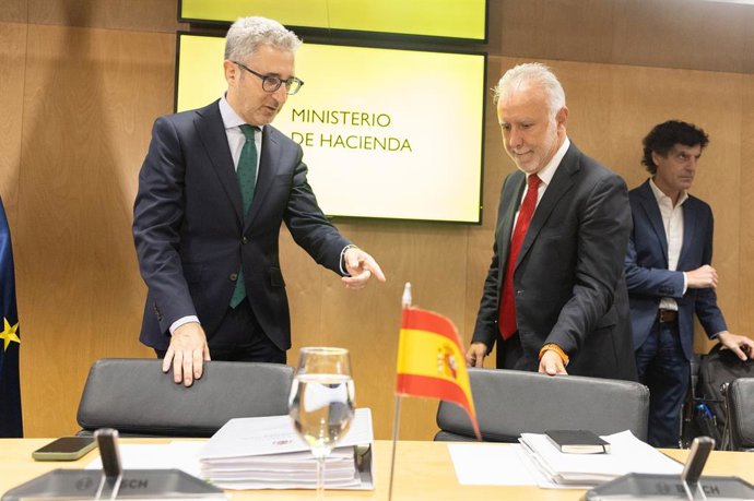 Archivo - (i-d) El ministro de Hacienda, Arcadi España, y el ministro de Política Territorial y Memoria Democrática, Ángel Víctor Torres, durante una reunión del Consejo de Política Fiscal y Financiera (CPFF) en el Ministerio de Hacienda, a 6 de julio de 