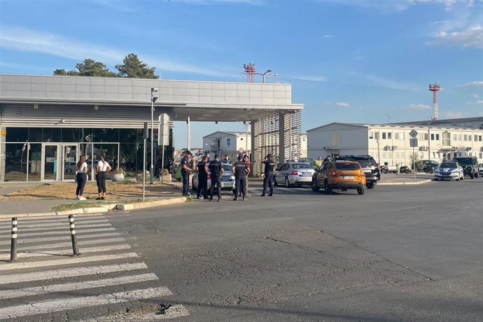 Vehículos de la Policía de Serbia de cara a la llegada del cadáver del excomandante serbobosnio Ratko Mladic al aeropuerto de la capital, Belgrado, el 3 de septiembre de 2026 (archivo)