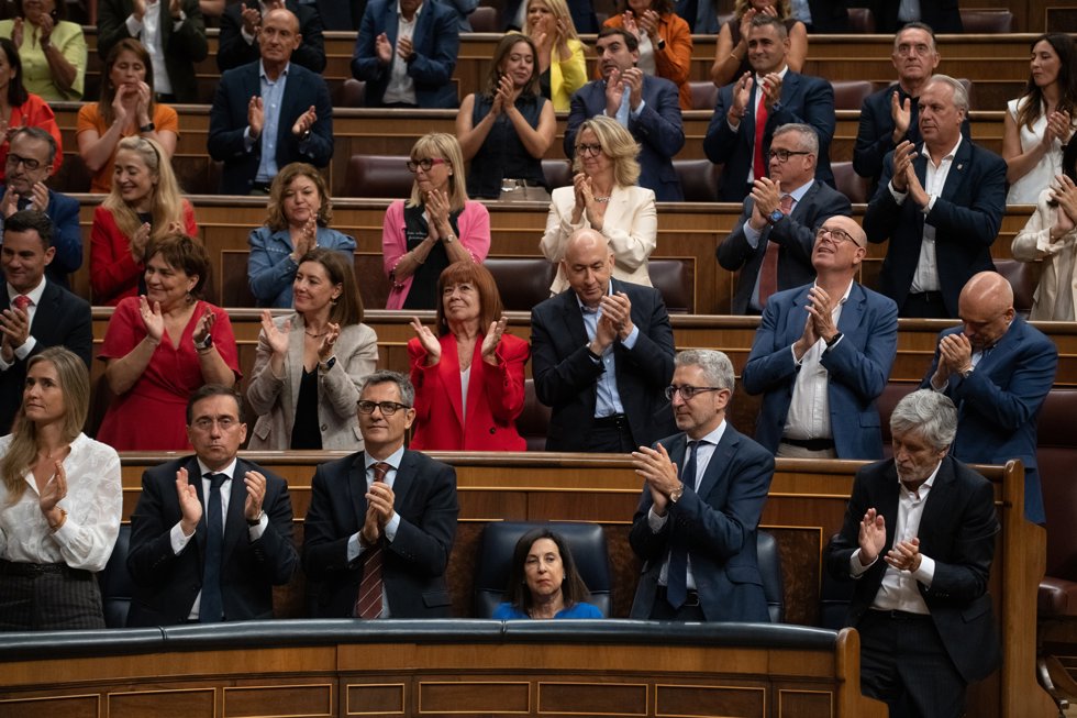 La bancada del PSOE aplaude mientras la ministra de Defensa, Margarita Robles, permanece sentada durante una sesión plenaria en el Congreso de los Diputados, a 3 de septiembre de 2026, en Madrid (España).