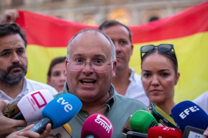 O secretário-geral do PP, Miguel Tellado, atende à imprensa durante uma manifestação em solidariedade a Ceuta, em 2 de setembro de 2026, em Toledo, Castela-La Mancha (Espanha). Por ocasião do Dia de Ceuta, mais de 260 municípios