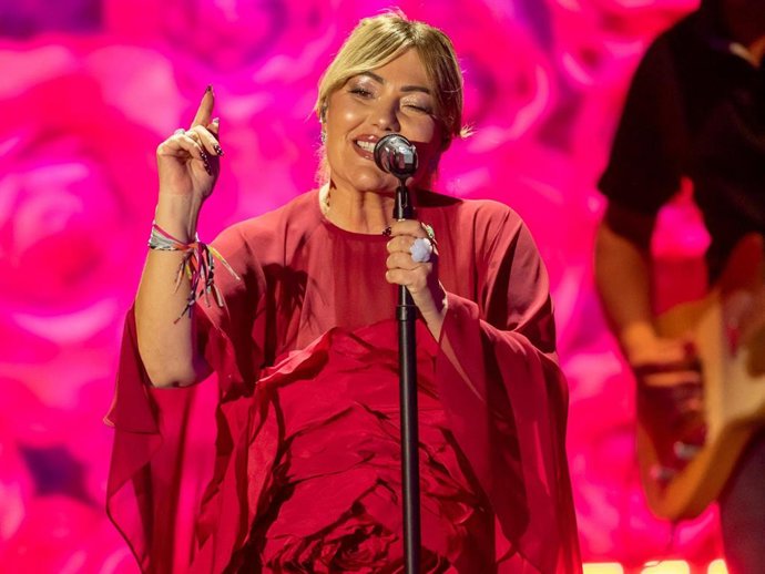 Amaia Montero cantando 'Rosas' en los Premios Juventud