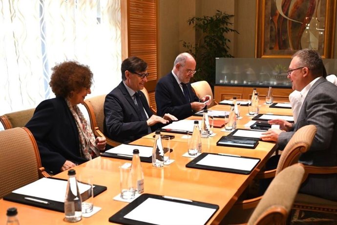 El presidente de la Generalitat, Salvador Illa, durante una reunión con el director de la Federación de Empresarios de Ucrania, Illichov Ruslan Volodymyrovych, y el director de Cooperación Internacional Económica de esta entidad, Shevchenko Anastasia