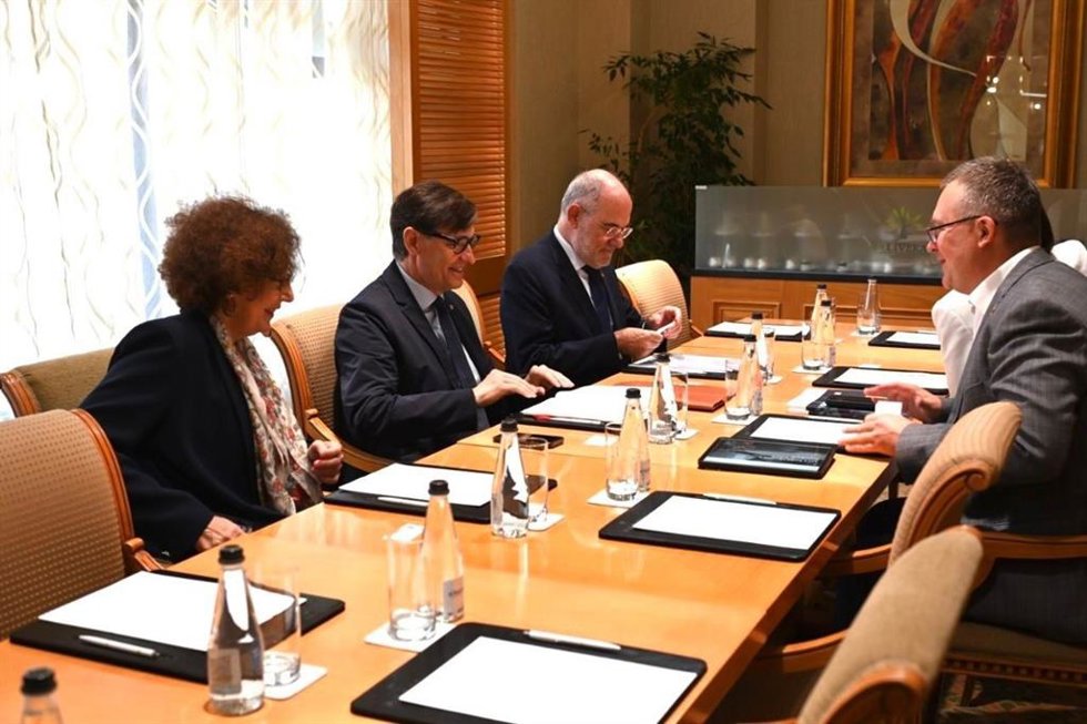 El presidente de la Generalitat, Salvador Illa, durante una reunión con el director de la Federación de Empresarios de Ucrania, Illichov Ruslan Volodymyrovych, y el director de Cooperación Internacional Económica de esta entidad, Shevchenko Anastasia