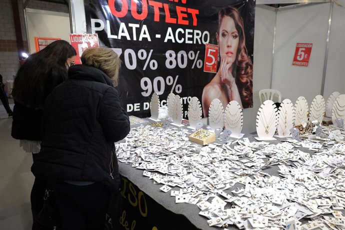 Archivo - Anillos y pendientes de bisutería y plata en una feria de stocks