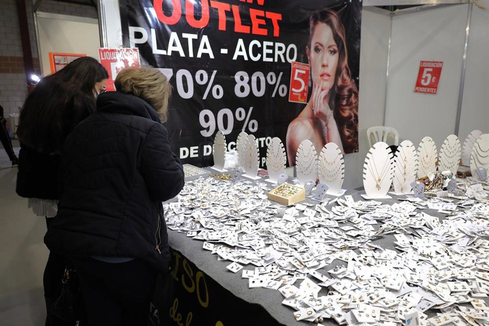 Archivo - Anillos y pendientes de bisutería y plata en una feria de stocks