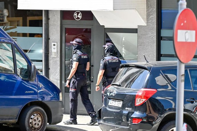 Agentes de  ertzaintza durante el registro de varios domicilios en el barrio de Landeta en relación con el tiroteo de en Azpeitia. 