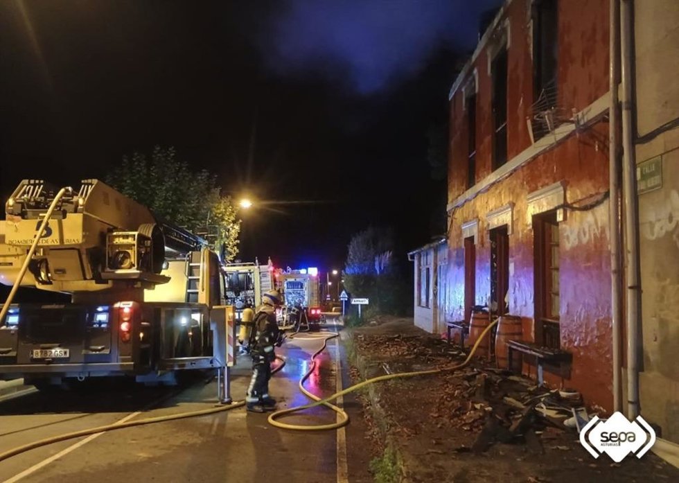 Un incendio quema un restaurante abandonado de dos plantas en Arnao sin causar heridos.