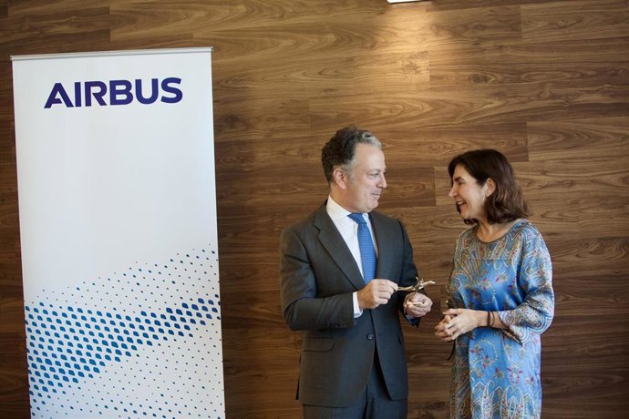 Archivo - La consejera de Empleo, Empresa y Trabajo Autónomo, Rocío Blanco, en un acto con Airbus. Imagen de archivo. 