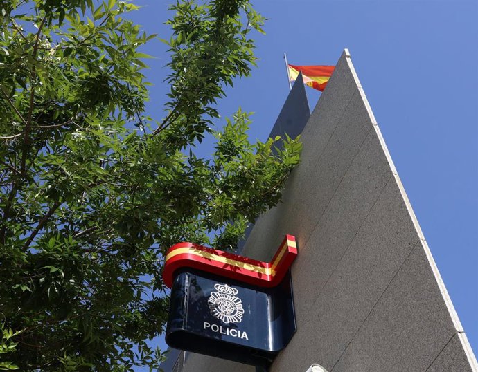 Archivo - Fachada de una comisaría en el distrito de Móstoles, a 11 de julio de 2023, en Madrid (España). Las comisarías son dependencias policiales encargadas de mantener el orden público, con funciones preventivas y de investigación en una determinada j