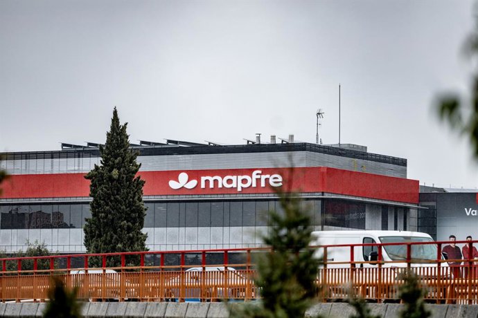 Archivo - Imagen de Mapfre implantada en las fachadas de las oficinas centrales de la aseguradora en Majadahonda.