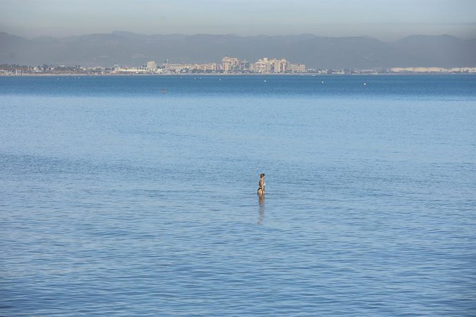 Archivo - Arxiu - Una persona es banya en la platja de la Malvarrosa en imatge d'arxiu