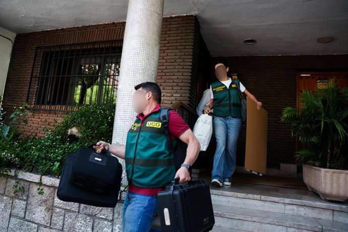 Archivo - Agentes de la Unidad Central Operativa (UCO) de la Guardia Civil en un registro