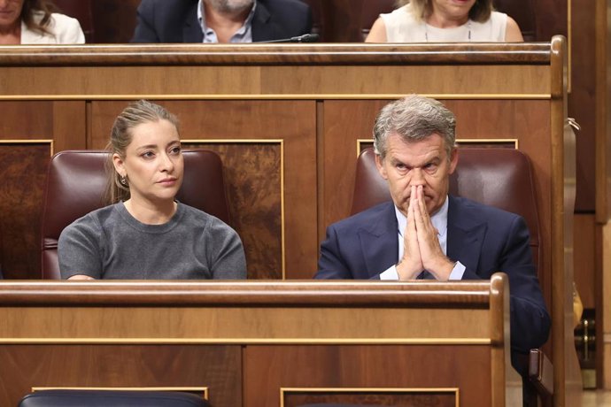 La portavoz del PP en el Congreso, Ester Muñoz, y el presidente del Partido Popular, Alberto Núñez Feijóo, durante una sesión plenaria en el Congreso de los Diputados, a 3 de septiembre de 2026, en Madrid (España).