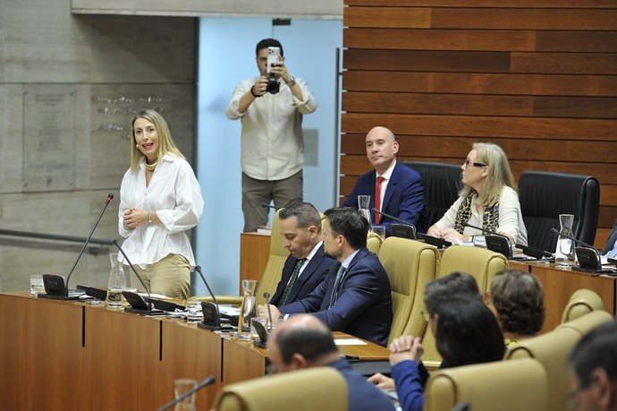 La presidenta de la Junta de Extremadura, María Guardiola, en su intervención en el pleno de este jueves en la Asamblea