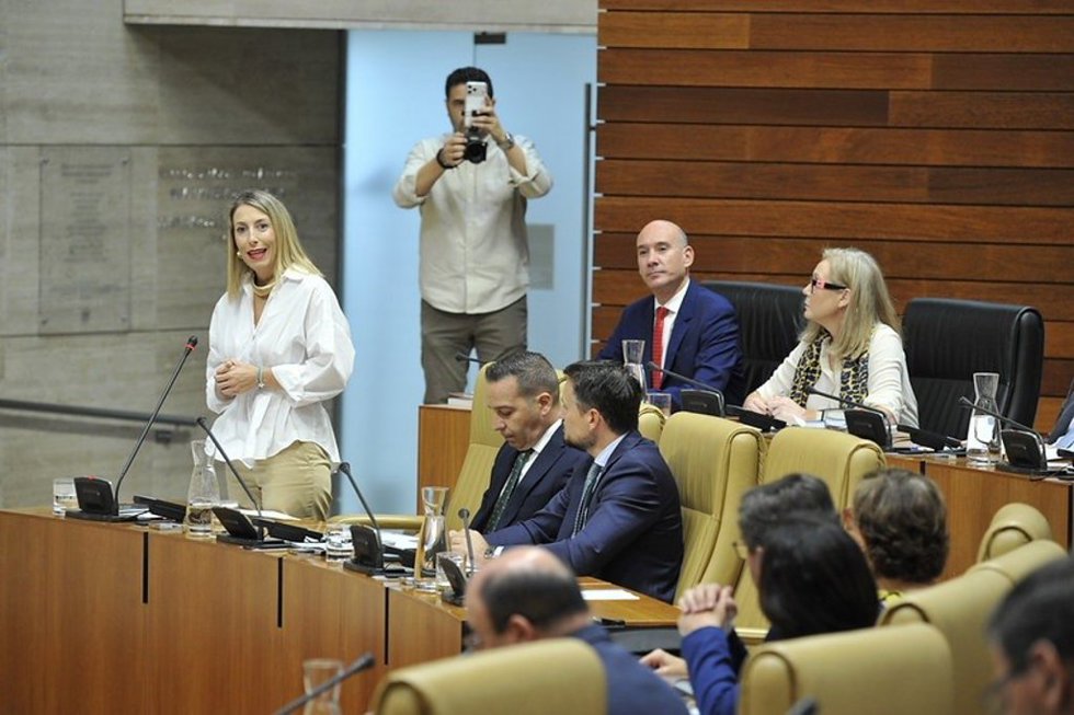 La presidenta de la Junta de Extremadura, María Guardiola, en su intervención en el pleno de este jueves en la Asamblea
