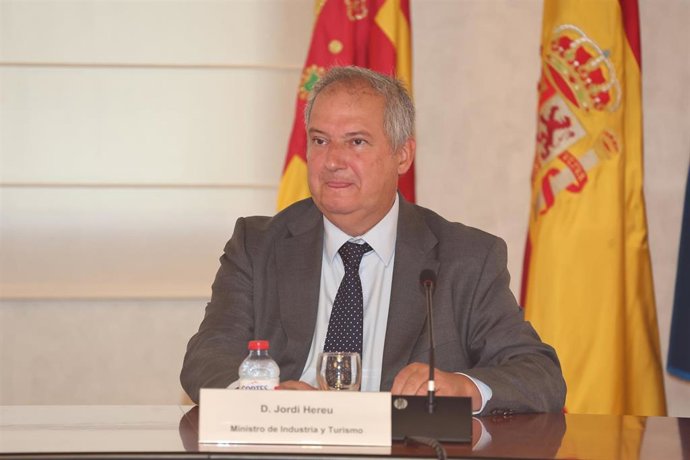El ministro de Industria y Turismo, Jordi Hereu, interviene durante su visita la sede de la Asociación Española de Fabricantes de Azulejos y Pavimentos Cerámicos (ASCER), a 2 de septiembre de 2026, en Castellón de la Plana, Comunidad Valenciana (España). 