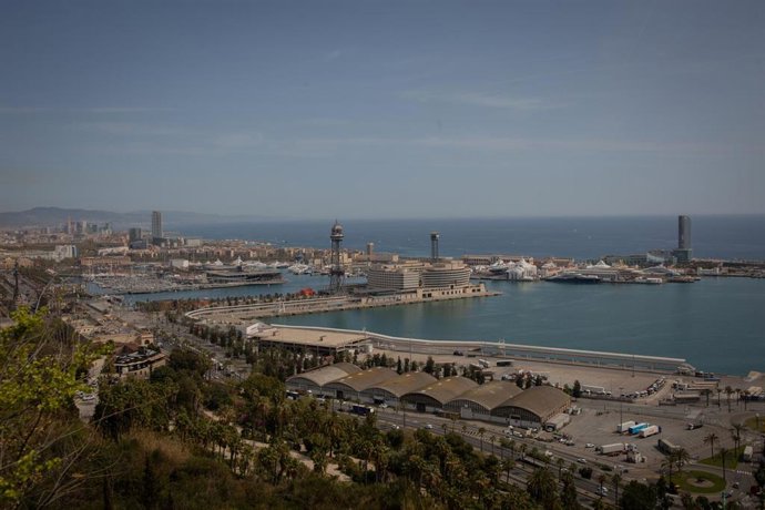 Archivo - Vista general del muelle de descarga del Puerto de Barcelona