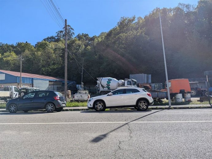 Archivo - Coches aparcados en área industrial en Piloña