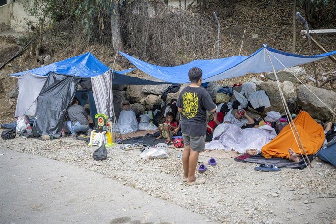 Familias migrantes esperan a las puertas del Centro Ecuestre la Hípica de Ceuta, a 3 de septiembre de 2026, a Ceuta (España). Decenas de mujeres migrantes con sus hijos esperan en campamentos improvisados a ser alojados en el Centro Ecuestre. La Hípica em