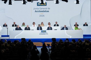 Archivo - El presidente de ACS, Florentino Pérez (1 fila, 3d), y el consejero delegado Juan Santamaría Cases (1 fila, 3i), durante la junta de accionistas de ACS, en Ifema Madrid, a 8 de mayo de 2026