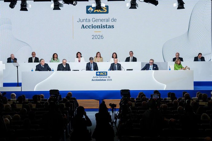 Archivo - El presidente de ACS, Florentino Pérez (1 fila, 3d), y el consejero delegado Juan Santamaría Cases (1 fila, 3i), durante la junta de accionistas de ACS, en Ifema Madrid, a 8 de mayo de 2026