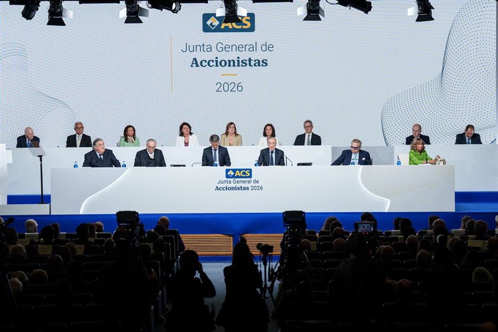 Archivo - El presidente de ACS, Florentino Pérez (1 fila, 3d), y el consejero delegado Juan Santamaría Cases (1 fila, 3i), durante la junta de accionistas de ACS, en Ifema Madrid, a 8 de mayo de 2026