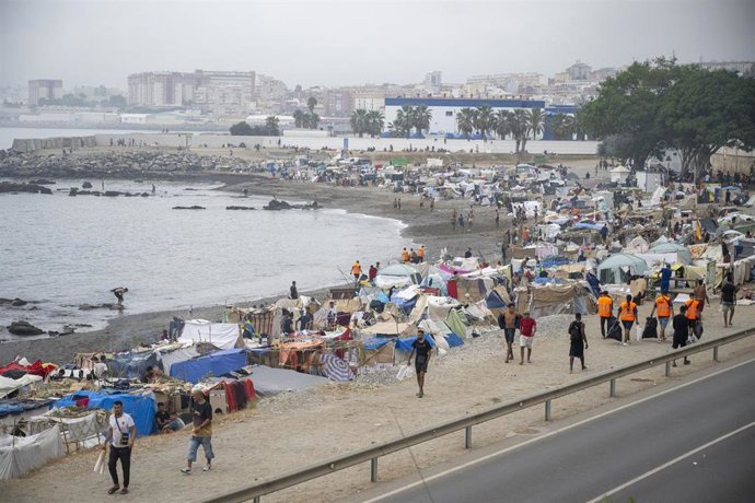 Centenares de migrantes acampan en la playa del Trampolín, en Ceuta