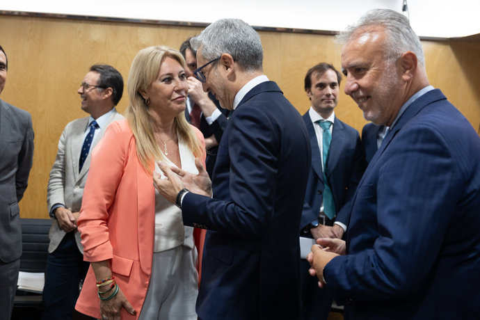 El ministro de Hacienda, Arcadi España (c), y el ministro de Política Territorial y Memoria Democrática, Ángel Víctor Torres (d), y la vicepresidenta tercera y consejera de Economía, Hacienda y Fondos Europeos de la Junta de Andalucia, Carolina España 