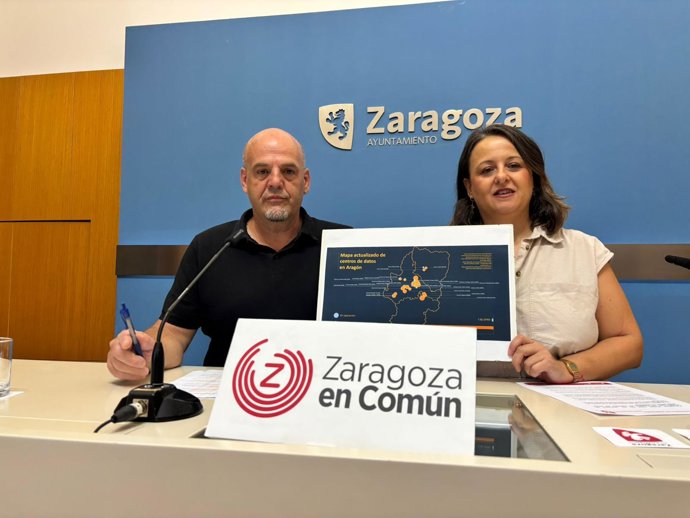 Archivo - La portavoz del grupo municipal de Zaragoza en Común (ZeC) en el Ayuntamiento de Zaragoza, Elena Tomás, y el concejal Suso Domínguez