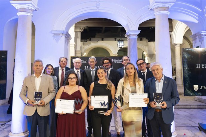 Becados MEM con premiados, directiva y autoridades