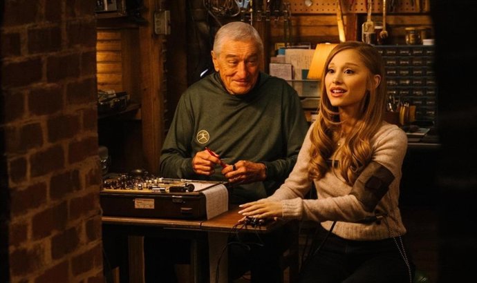 Robert De Niro recupera tradiciones junto a Ariana Grande en el hilarante tráiler de Ahora los suegros son ellos