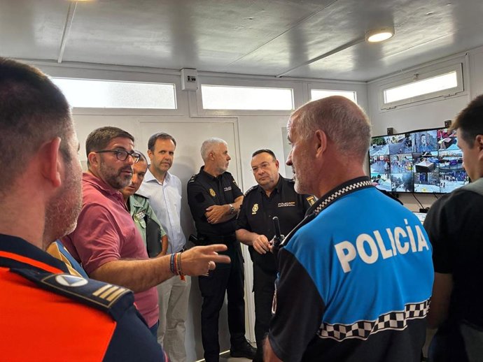 Comienzan las XXIX Jornadas Medievales de Ávila, con más de 150 actividades hasta este domingo. El alcalde, durante la visita al Puesto de Mando Avanzado.