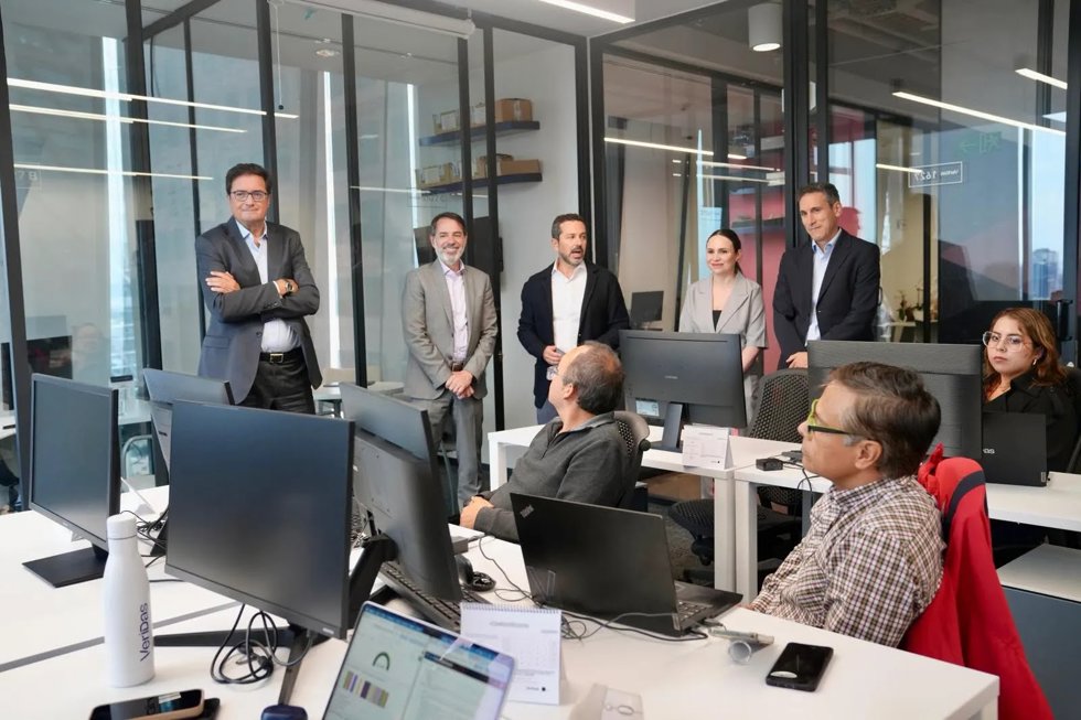 El ministro para la Transformación Digital y de la Función Pública, Óscar López, visita las instalaciones en México de la empresa tecnológica navarra Veridas.