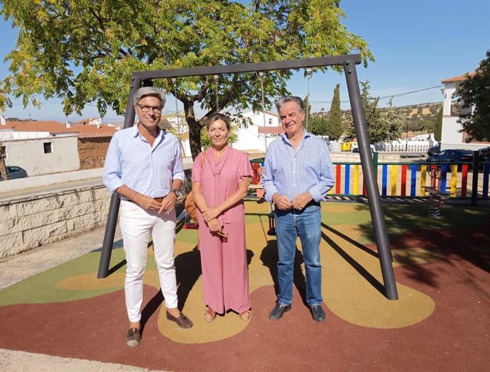 El delegado de Infraestructuras, Sostenibilidad y Agricultura en la Diputación de Córdoba, Andrés Lorite, en una visita a las actuaciones en aldeas de Fuente Obejuna.