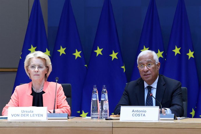 Archivo - Arquivo - A presidente da Comissão Europeia, Ursula von der Leyen, ao lado do presidente do Conselho Europeu, António Costa.