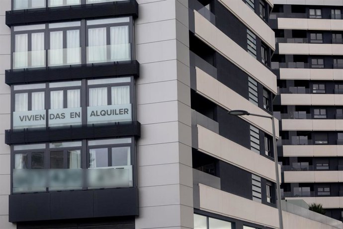 Archivo - Anuncio de viviendas en alquiler