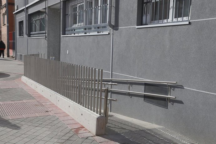 Archivo - Rampa de acceso a un edificio de viviendas.