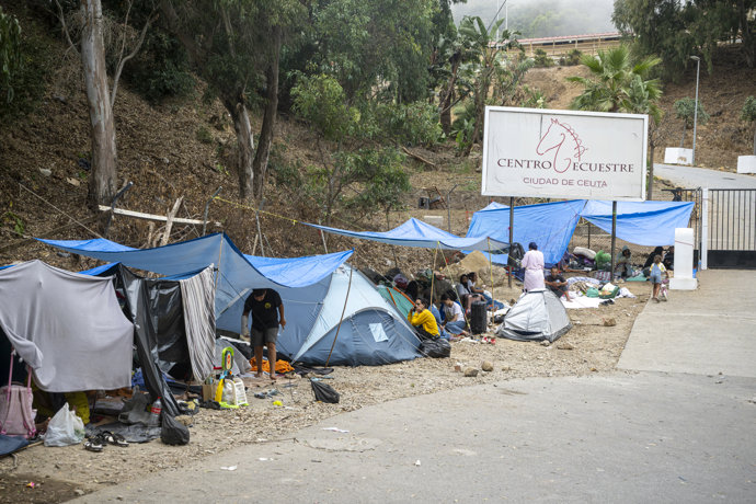 Familias migrantes esperan a las puertas del Centro Ecuestre la Hípica de Ceuta, a 3 de septiembre de 2026, a Ceuta (España). Decenas de mujeres migrantes con sus hijos esperan en campamentos improvisados a ser alojados en el Centro Ecuestre.