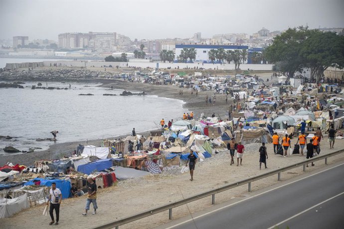 Centenars de migrants a la platja del Trampolín de Ceuta