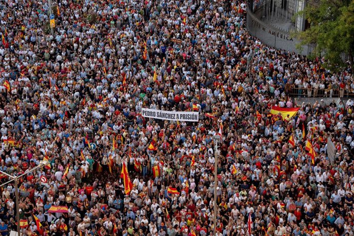 Cientos de personas durante una concentración en solidaridad con Ceuta, a 2 de septiembre de 2026, en Madrid (España). Coincidiendo con el Día de Ceuta, más de 260 municipios españoles han sido convocados para mostrar su apoyo al pueblo ceutí ante la cris