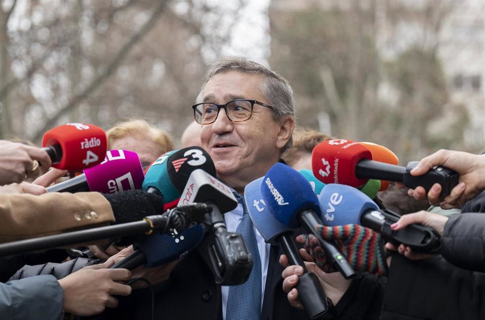 Archivo - El conseller de Hacienda, José Antonio Rovira, atiende a los medios de comunicación a su llegada al Consejo de Política Fiscal y Financiera (CPFF), a 14 de enero de 2026